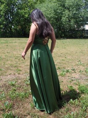 Elegant Deep Green Satin V-Neck Evening Dress